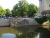 Der in den Kocher vorspringende Abschnitt der südlichen Haalmauer zum Sulfersteg hin, Juni 2015. Gut erkennbar ist hier das flache, ca. 11 m breite Gewölbe eines Lastbogens. Foto: Daniel Stihler (StadtA Schwäb. Hall DIG 06610)