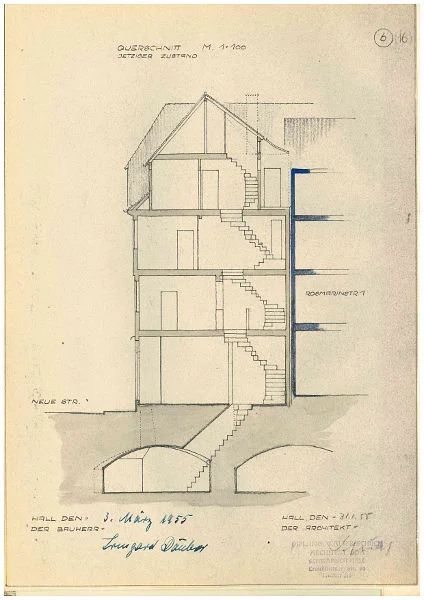 Querschnitt durch das  für den Umbau von 1955, bis dahin bestehender Zustand. Auch hier ist die Lage des Gewölbekellers teilweise außerhalb des heutigen Hausgrundrisses gut erkennbar; ebenso wird deutlich, wie der Keller des Nachbarhauses Neue Straße 20 unter die Neue Straße 18 und die Rosmarinstraße 1 reicht. Original: Privatbesitz (StadtA Schwäb. Hall DIG 10641)