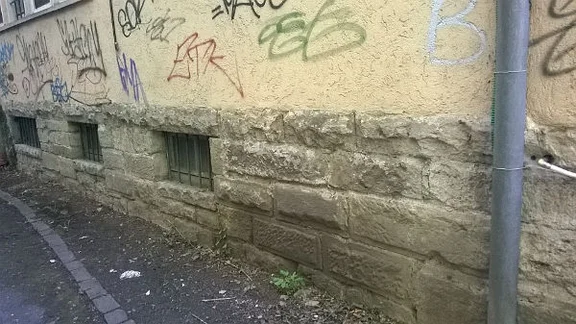 Reste des Vorgängergebäudes bzw. verbaute Trümmer auf der Ostseite zum Kocher, Juli 2016   (StadtA Schwäb. Hall DIG 07870)