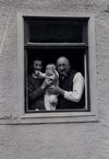 Die damaligen Hausbesitzer Julius und Luise Krockenberger mit einer Enkelin an einem Fenster, vermutlich zum Garten hin, 1935. Foto: Privat (StadtA Schwäb. Hall DIG 01108)