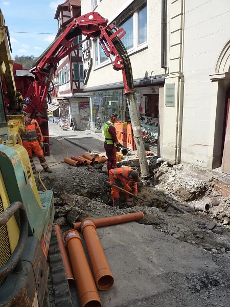 Bei Bauarbeiten im Zuge der Sanierung des Spitalbachs aufgedecktes Kellergewölbe außerhalb des Hausgrundrisses, April 2012. Foto: Thomas Thamm, Stadtplanungsamt (StadtA Schwäb. Hall DIG 2866)