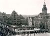 Eröffnung des Rathauses am 30. April 1955. Zug der Honoratioren von St. Michael zum Rathaus. Foto: Paul Swiridoff (StadtA Schwäb. Hall FS 01305)