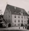 Undatiertes Foto, offensichtlich aus der Zeit nach 1936, als der „Samenbau“ als Lager des Reichsarbeitdiensts (RAD) genutzt wurde. Vor dem Eingang ist ein „Schilderhäuschen“ (Wachhaus) erkennbar. Fotograf unbekannt (StadtA Schwäb. Hall FS 48837)