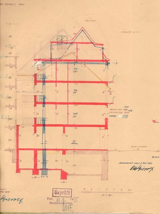 Schnitt von der Neuen Straße aus durch den Neubau von 1935 mit eingezeichneten Korrekturen (blau) und Baulinien des Altbaus (gelb) (Baurechtsamt SHA, Bauakten)