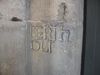 Am Portal befindet sich eine Inschrift mit dem Namen Bertholt, hinter dem der Baumeister des ursprünglichen Kirchenbaus von 1156 vermutet wird. Bild von 2007 (StadtA Schwäb. Hall DIG 00158)