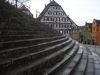 Detailaufnahme der Treppe, Blick Richtung Süden, im Hintergrund Clausnizerhaus, Löwenapotheke, Widmanhaus und Stellwaghaus, Februar 2013. Foto: Daniel Stihler (StadtA Schwäb. Hall DIG 03267)