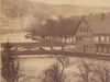 Der Rote Steg beim Kocherhochwasser vom 27. Dezember 1882, bei dem Unterwöhrd und Haalplatz überschwemmt wurden. rechts neben dem Steg ein Teil des kurz zuvor fertig gestellten Neuen Solbads. Ausschnitt aus einem Panoramafoto von Ch. Schalch (StadtA Schwäb. Hall FS 54085/ÜG)