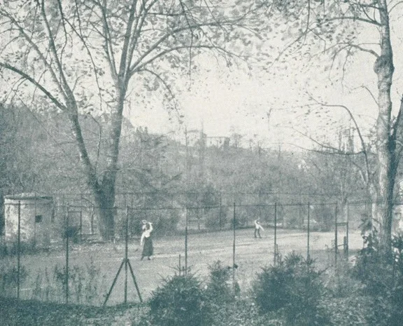 „Lawn-Tennis“-Feld beim heutigen Anlagencafe, links ist eines der Steintürmchen zu erkennen, 1910 oder früher. Aus: W. German: Führer durch Schwäbisch Hall und Umgebung, Schwäbisch Hall 1910 (2.Aufl.), S. 47