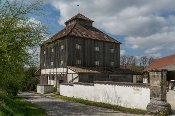 1928 erbautes Scheunen- bzw. Silogebäude aus Richtung Osten/Nordosten (vom Weg aus), April 2017. Foto: Dietmar Hencke (StadtA Schwäb. Hall DIG 10239)