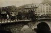 Unfall eines LKWs des Gaswerks auf der Henkersbrücke, 1927. Der starke Durchgangsverkehr durch die Stadt – die Vorläufer der Bundesstraßen 14 und 19 kreuzten sich auf der Henkersbrücke – und das starke Gefälle der Stuttgarter Straße und Heimbacher Gasse führten immer wieder zu Verkehrsunfällen auf der Brücke (StadtA Schwäb. Hall PK 04112)