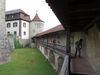 Wehrgang im nordwestlichen Bereich der Comburg, Blick Richtung Südosten auf die Kaplanei und den Kaplaneiturm, Juni 2014. Foto: Daniel Stihler (StadtA SHA DIG 05468)