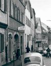 Bild von 1978. Es sollte die Verkehrsprobleme in der Gelbinger Gasse illustrieren, die damals noch keine Fußgängerzone war. Foto: Haller Tagblatt (StadtA SHA FS 8339)