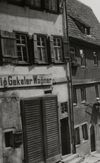 Teilansicht des Wohnhauses auf einem Foto aus dem Juni 1933, kurz vor dem Abbruch des unterhalb (östlich) gelegenen Nachbarhauses für den Bau der Umgehungsstraße (heutige Johanniterstraße). (StadtA Schwäb. Hall FS 12220)