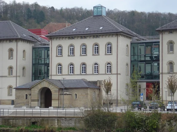 Zentralbau aus Richtung Westen, Blick über den Kocher, April 2012. Foto: Daniel Stihler (StadtA Schwäb. Hall DIG 2847)