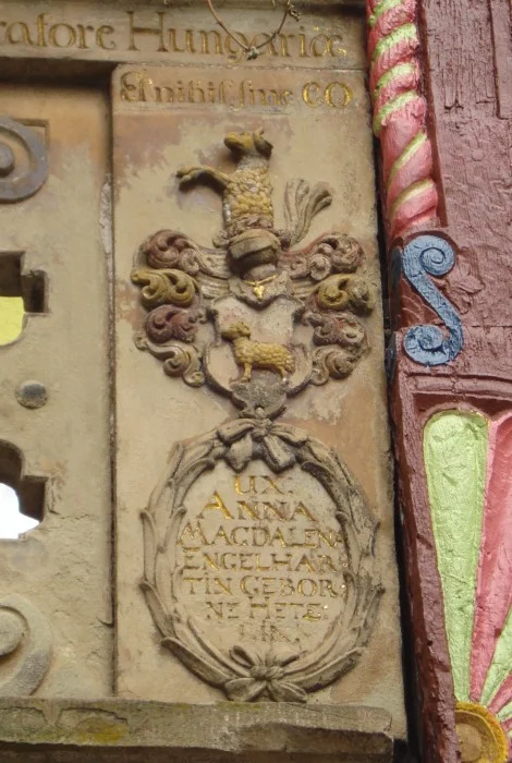 Wappen von Anna Magdalena Engelhardt geb, Hezel, der Ehefrau von Johann Wilhelm Engelhardt, rechts am Balkon von 1688, März 2009. Foto: Daniel Stihler (StadtA Schwäb. Hall DIG 04203)