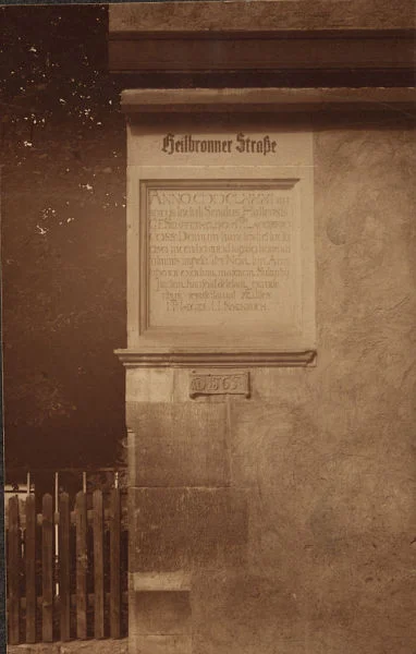 Foto der Gedenktafel von 1921. Fotograf unbekannt (StadtA Schwäb. Hall FS 18083)