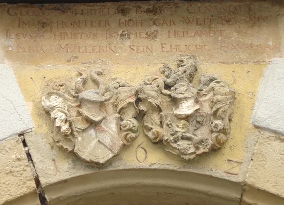 Auf 1602 datierter Wappenstein mit den Wappen von Georg Seifferheld und seiner Ehefrau Maria geb. Müller (StadtA SHA Server Häuserlexikon)