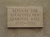 Gedenktafel für den 1938 von nationalsozialistischen Schlägertrupps verwüsteten jüdischen Betsaal, November 2009. Foto: Daniel Stihler (StadtA Schwäb. Hall Server Häuserlexikon)