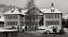 Blick über den bereits als Parkplatz genutzten Haalplatz auf die Schule, 1962. Foto: Hochbauamt der Stadt Schwäbisch Hall (StadtA Schwäb. Hall FS 13987)