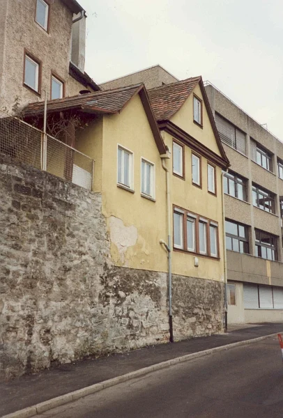 Südostansicht der beiden ehemaligen Werkstattanbauten vor Beginn der Renovierungsarbeiten, 1997 (Baurechtsamt Schwäb. Hall, Bauaken)