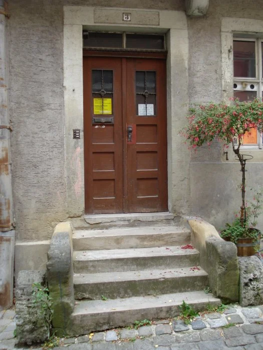 Haustür mit Steintreppe, Juli 2008. Foto: Daniel Stihler (StadtA Schwäb. Hall DIG 02213)
