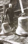 Segnung der 1942 abgenommenen Glocken vor ihrem Abtransport durch Pfarrer Heilig. Fotograf unbekannt, Original in Privatbesitz (StadtA Schwäb. Hall DIG 06316)