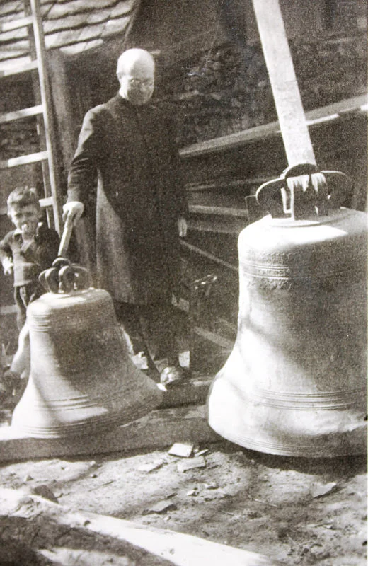 Segnung der 1942 abgenommenen Glocken vor ihrem Abtransport durch Pfarrer Heilig. Fotograf unbekannt, Original in Privatbesitz (StadtA Schwäb. Hall DIG 06316)