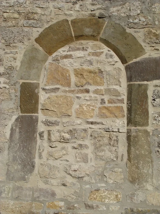Zugemauertes Rundbogen-Portal an der Westseite, März 2009. Foto: Daniel Stihler (StadtA Schwäb. Hall DIG 00380)