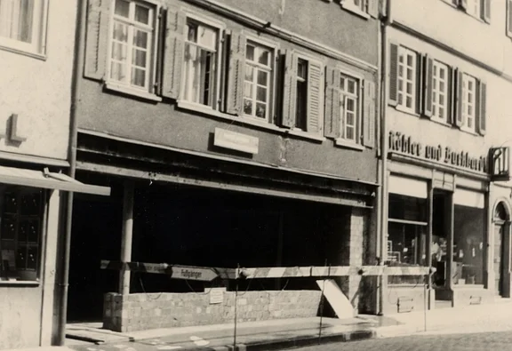 Bild vermutlich aus dem Dezember 1962, fortgeschrittene Umbauarbeiten im Erdgeschoss (StadtA SHA Seyboth F 0369)