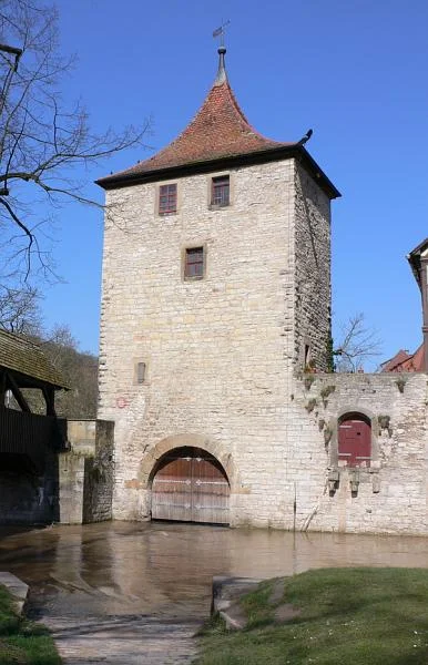 Südansicht des Turms mit davor gelegener Furt vom Grasbödele aus, 2007. Foto: Dietmar Hencke (StadtA Schwäb. Hall DIG 2120)