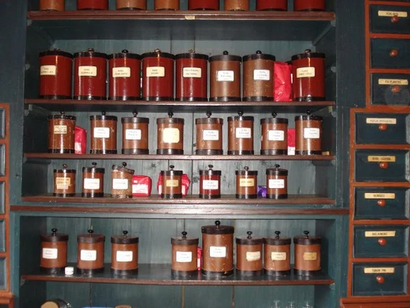 Apothekenraum des 18. Jahrhunderts, Wandschrank mit Behältern, Juli 2013. Foto: Daniel Stihler (StadtA SHA DIG 03642)