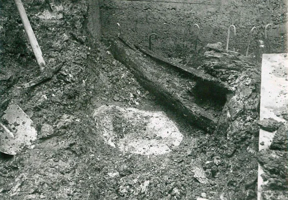 Der freigelegte Soletrog 7 (Fundstelle 18 auf dem Grabungsplan von E. Kost). Foto: E. Schwend (StadtA Schwäb. Hall HV-F 410).