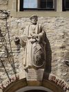 Statue des Hermann Büschler über dem Haupteingang des ehemaligen „Ratskellers“, Skulptur des Stuttgarter Bildhauers Karl Eisele von etwa 1940, Mai 2009. Foto: Daniel Stihler (StadtA Schwäb. Hall DIG 01420)