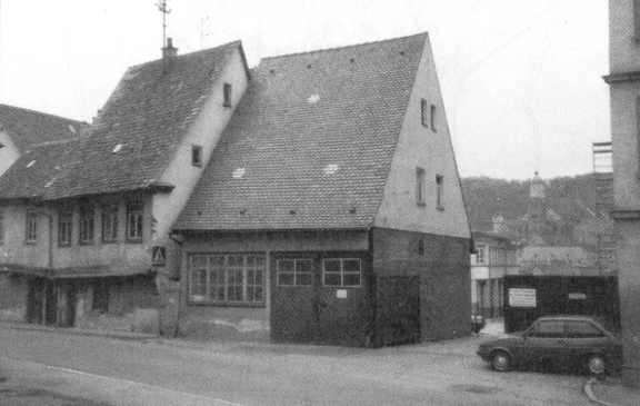 Die Häuser Nr. 33 und 33-1 vor der Sanierung, um 1990. Foto: Albrecht Bedal (StadtA Schwäb. Hall DIG 03755)