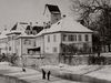 Blick aus Richtung Südwesten auf das Solbadhotel, im Hintergrund das Neue Solbad, Winter 1941. Fotograf: unbekannt (StadtA Schwäb. Hall FS 1047f)