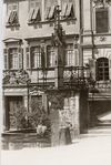 Der Pranger, um 1919. Eines der angeklebten Plakate wirbt für den im Haller „Tonbild-Theater“ gezeigten Film „Das Recht auf Glück“, der 1919 in die Kinos kam. Fotograf unbekannt (StadtA Schwäb. Hall FS 15066)