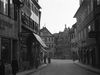 Blick zur Neuen Straße, links Teilansicht des Hauses mit dem damals dort ansässigen Elektrogeschäft. Undat., um 1928-1934. Fotograf unbekannt (StadtA Schwäb. Hall DIG 05836, Original: Ivo Lavetti / www.nostalgus.de, alle Rechte vorbehalten)