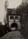 Blick aus Richtung Steinbach auf das Torgebäude, undat., 1930er Jahre oder früher (StadtA Schwäb. Hall FS 45779)