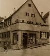 Bild vermutlich aus den 1920er oder 1930er Jahren; das Haus hat nun einen Anbau für den Laden. Fotograf unbekannt (StadtA Schwäb. Hall FS 24855)