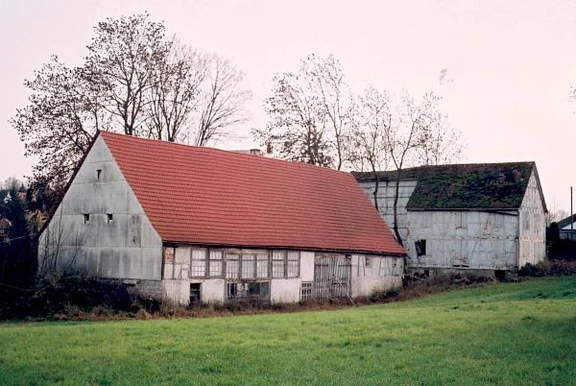 Rückseite der Scheune aus Richtung Norden vor Beginn der Abbrucharbeiten, daneben ein Anbau der ehemaligen Ziegelei (StadtA SHA 27/329)