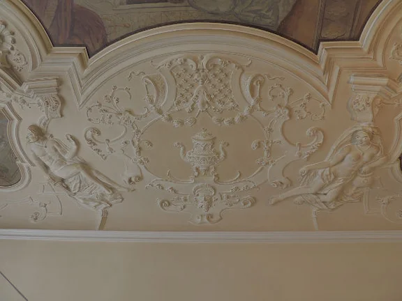 Teil der Stuckdecke mit männlichen und weiblichen Allegorien der Jahreszeiten und Elemente, vermutlich von Johann Michael Roscher, um 1738 (StadtA Schwäb. Hall DIG 10185)