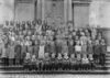 Schülerinnen und Schüler der Volksschule Steinbach (Geburtsjahrgang 1921) vor der Stiftskirche, um 1926. Fotograf unbekannt, Original in Privatbesitz (StadtA Schwäb. Hall DIG 06387)