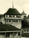 Bild nach 1933, nach der Aufsetzung eines weiteren Stockwerks. Auf dem als Sitz der Kreisleitung der NSDAP dienenden Turm ist eine überdimensionale Hakenkreuzfahne erkennbar (StadtA SHA FS 46328)