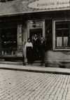 Personal oder Familienangehörige vor dem Haus, um 1910. Fotograf unbekannt (StadtA Schwäb. Hall FS 53497)
