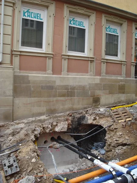Unter den Spitalbach reichende Keller, die bei den Straßensanierungsarbeiten im Juni 2012 aufgedeckt wurden. Bild vom 20. Juni 2012. Foto: Daniel Stihler (StadtA Schwäb. Hall DIG 03451)