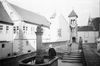 Brunnen neben der Sechseckkapelle, dahinter die „Alte Dekanei“, der romanische Torbau und die Michaelskapelle. Undat., um 1928-1935. Fotograf unbekannt (StadtA Schwäb. Hall DIG 05628, Original: Ivo Lavetti / www.nostalgus.de, alle Rechte vorbehalten)