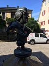 Brunnen mit Gnomfigur neben dem Haus Gelbinger Gasse 72, Bronzeplastik von Jürgen Goertz, 1986, Ostansicht der Figur, September 2018 (StadtA Schwäb. Hall DIG 11031).