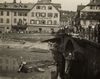 Von der Henkersbrücke in den Kocher gestürzter LKW, Sommer 1930. Umfälle wie dieser waren ausschlaggebend für den Bau der Johanniterstraße ab 1933, die die Innenstadt vom Durchgangsverkehr der Reichsstraßen 14 und 19 entlasten sollte. Fotograf unbekannt (StadtA Schwäb. Hall FS 51297)