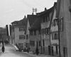 Die Häuserzeile auf einem undatierten Foto um 1933, mit Beflaggung für einen nationalsozialistischen Feiertag (traufständig, 3. Haus v. rechts). Fotograf unbekannt (StadtA Schwäb. Hall DIG 05862, Original: Ivo Lavetti / www.nostalgus.de, alle Rechte vorbehalten)