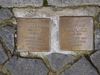 „Stolpersteine“ für die in Auschwitz ermordeten Hausbewohner Klara und Abraham Schlachter, November 2009 (StadtA Schwäb. Hall Server Häuserlexikon)